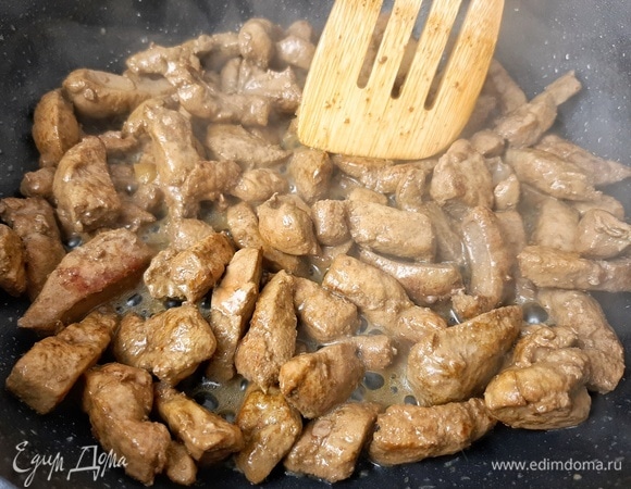 Печень нарезаем полосками и быстро обжариваем на сильном огне с добавлением капли растительного масла, чтобы все кусочки «запечатались».