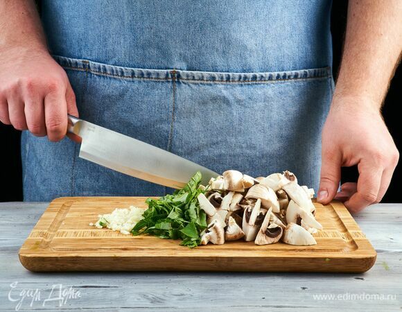 Базилик, грибы и чеснок нарежьте.