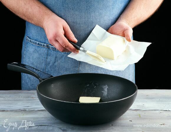 Растопите сливочное масло в сковороде на среднем огне.