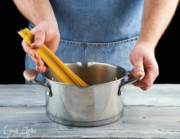 Отварите пасту в подсоленной воде до состояния аль денте.