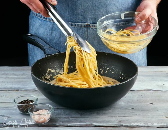 Слейте воду с пасты, выложите ее к грибам, посолите, поперчите.