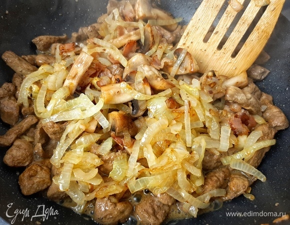 Возвращаем бекон, шампиньоны и лук в сковороду к печени. Разравниваем.