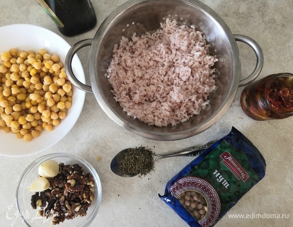 В кухонном комбайне до однородности смешайте приготовленную крупу, орехи и чеснок. Добавьте в комбайн большую часть нута, помидоры, оливковое масло, орегано, базилик, соль, черный перец. Смешайте до однородности. Добавьте оставшуюся часть нута и снова перемешайте.