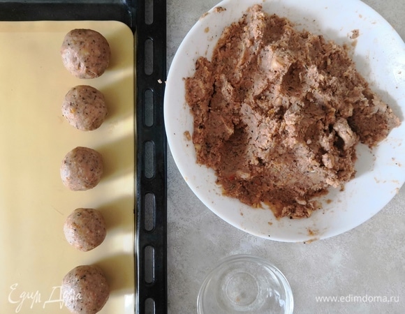 Разогрейте духовку до 200°C и сформируйте из смеси шарики. Налейте немного масла в небольшой противень и поместите на него смазанные маслом шарики. Выпекайте в течение 15 минут, переверните, затем выпекайте еще 10–15 минут до золотистого цвета.