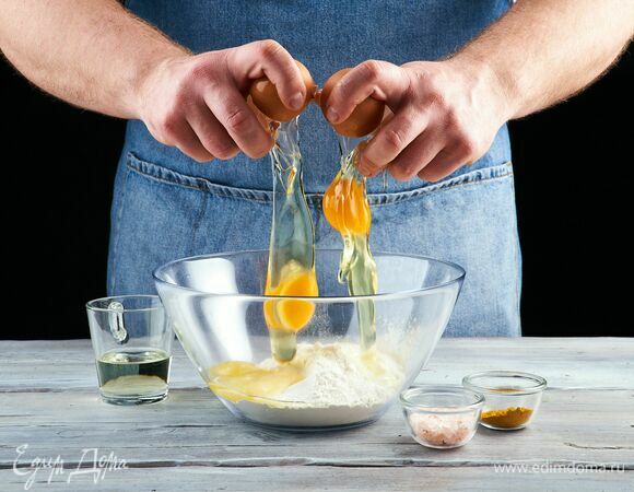 Приготовьте тесто. Соедините муку, куркуму, 2 яйца и 2 желтка, влейте оливковое масло и замесите тесто.<br />
Сформируйте из него шар, заверните в пищевую пленку и отправьте на полчаса в холодильник.