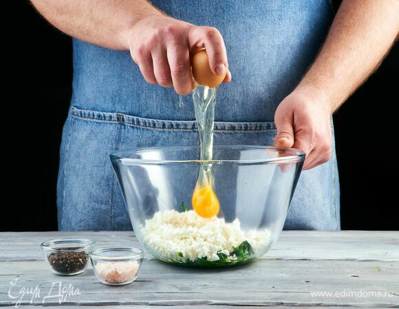 Добавьте яйцо. Посолите, поперчите.