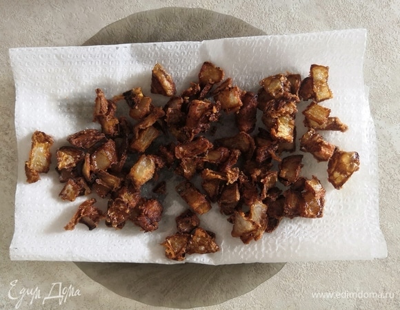 Нарезаем репчатый лук на мелкие кусочки, затем кладем в емкость с крышкой. Туда же добавляем ложку муки и соль. Интенсивно встряхиваем и жарим во фритюре до золотистой корочки. Готовый лук выкладываем на салфетку, чтобы убрать лишнее масло.