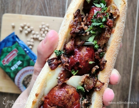 Запекайте бутерброд в течение 8–10 минут, до момента, когда моцарелла расплавится.