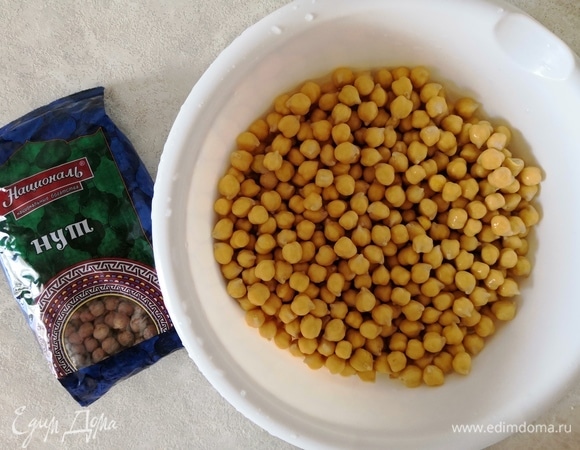 Подготовить нут ТМ «Националь». Замочить на ночь, затем отварить в течение 2 часов.
