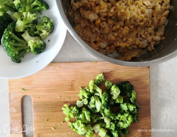 Брокколи мелко нарезать (можно в комбайне) и готовить в микроволновке в течение 3 минут без воды. Нут размять не полностью.