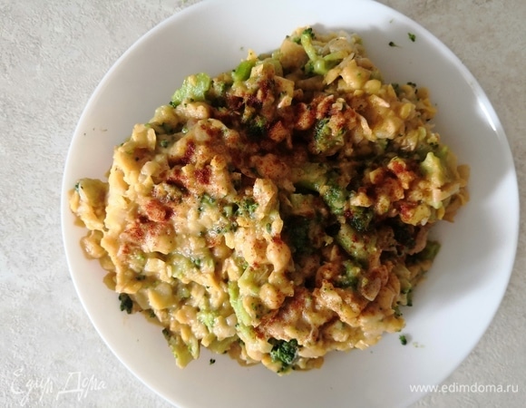 Добавить яйца, соль, перец, паприку и хорошо вымешать.