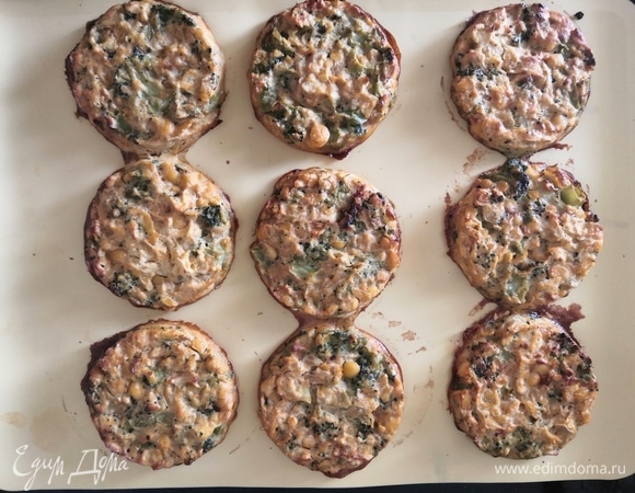 Выложить на противень ложкой и запекать 15–20 минут при 200°C.