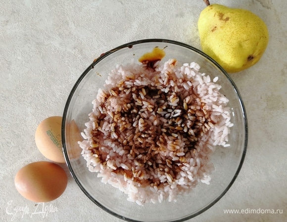 Смешиваем рис, яйца, сахар (любой подсластитель, я использовала финиковый сироп), корицу и ванилин. Выкладываем на сухую сковороду и ложкой формируем оладьи. Обжариваем с двух сторон.