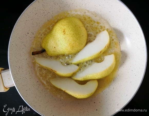 На сковороде с антипригарным покрытием растопить сахар и добавить немного сливочного масла. Как только все закипит, выложить груши срезом вниз. Обжарить до золотистого цвета, перевернуть и карамелизировать с другой стороны.
