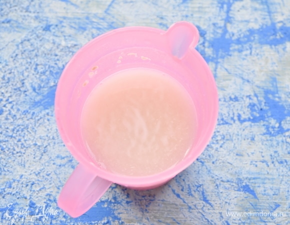 Дрожжи активировать, смешав их с теплой водой и добавив 1 ст. л. пшеничной муки. Оставить в теплом месте на 30 минут.