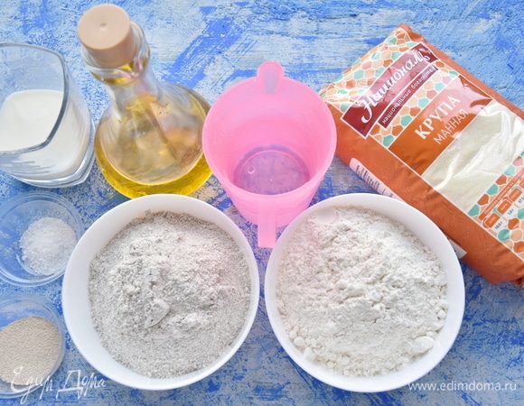 Подготовить продукты. Для приготовления постного варианта хлеба молоко можно заменить водой. Муку соединить и просеять. Половину манной крупы перемолоть в блендере (не обязательно).