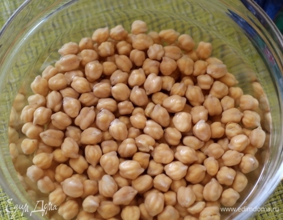 Нут замачиваем на ночь в воде, утром хорошо промываем и варим до готовности, около 1,5 часов.