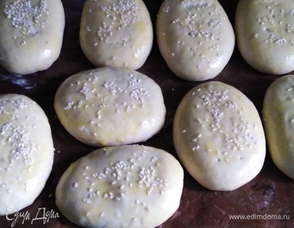 Посыпать кунжутом.