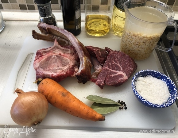 Подготовьте ингредиенты. От копченых ребер отделите мясо.