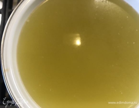 Когда бульон готов, процедите, кости отложите в сторону. Первым в кастрюлю отправляем горох, следующим пойдет картофель, но после того как будет готов горох.