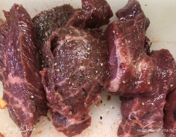 Порционные стейки смажьте оливковым маслом с обеих сторон, посолите, поперчите.