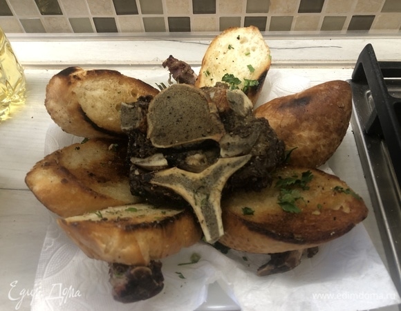 На масле, где жарились кости, делаем гренки.