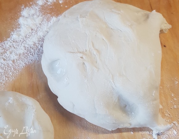 Для теста смешать кефир с солью. Соду погасить в уксусе, добавить в кефир, затем — муку и замесить эластичное тесто. Оставить на 30 минут отдыхать.