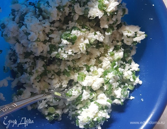 Для начинки брынзу натереть на крупной терке. Надо взять большой пучок лука, нарезать его и смешать с брынзой.