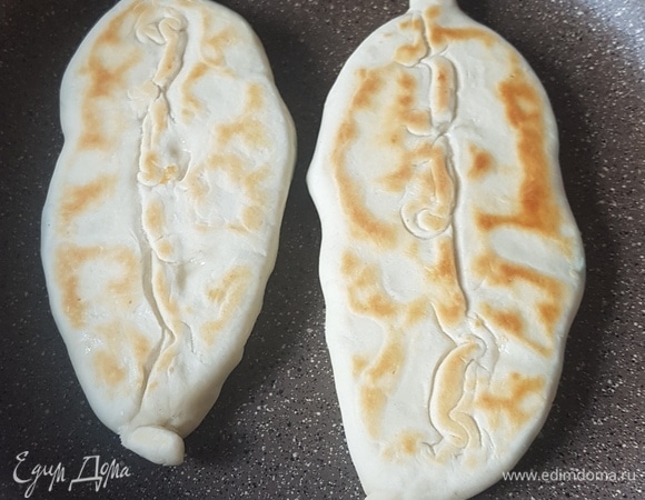 Сковороду смазать маслом и выпекать пирожки с обеих сторон до золотистого цвета.