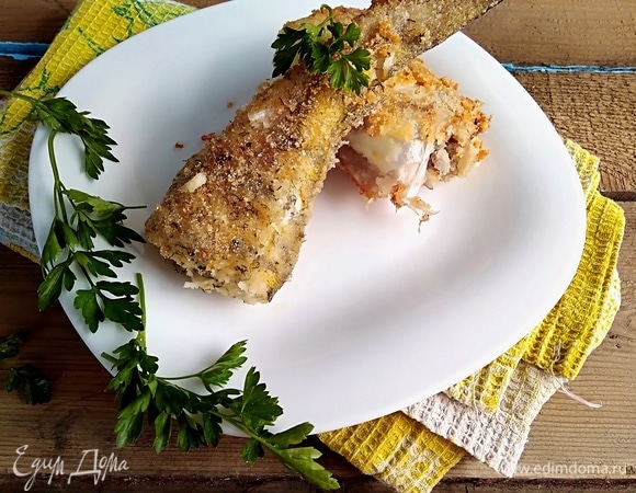 Обвалять каждый кусок с обеих сторон. Жарить на разогретом масле до готовности рыбы.