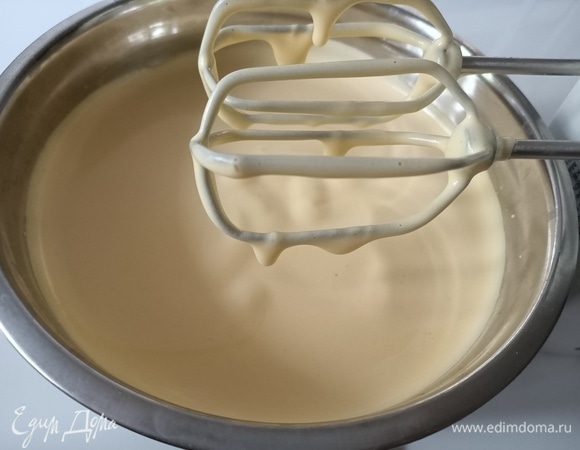 Начнем с бисквита. Яйца должны быть комнатной температуры, так они быстрее насыщаются кислородом, сохраняют форму и не расползаются при выпекании. Взбивать яйца со щепоткой соли в течение 5 минут. Затем, не переставая взбивать, постепенно ввести сахар и ванилин. Взбивать еще минут десять, до гладкой и плотной массы.