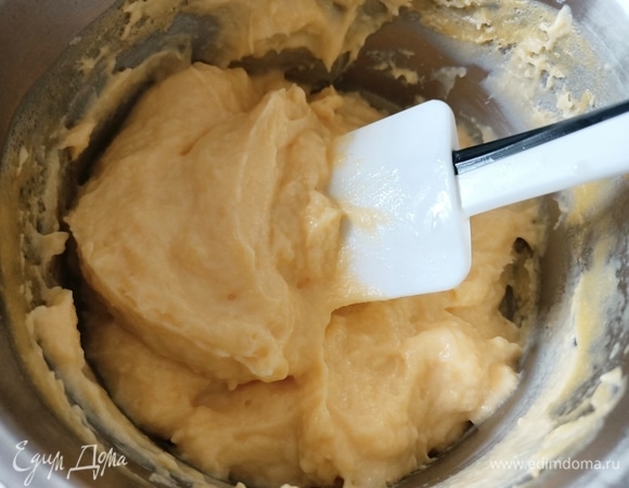 Теперь приготовим крем. В молоко добавить семена ванили, вскипятить. Отдельно смешать желтки, сахар и муку. Добавить молоко, перемешать. Вернуть на плиту и варить до загустения. Накрыть пищевой пленкой. Остудить.