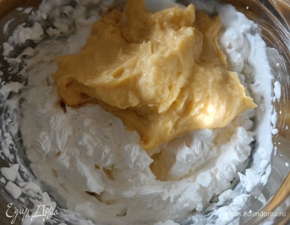 Взбить хорошо охлажденные сливки. Когда заварной крем остынет, аккуратно соединить его со взбитыми сливками.