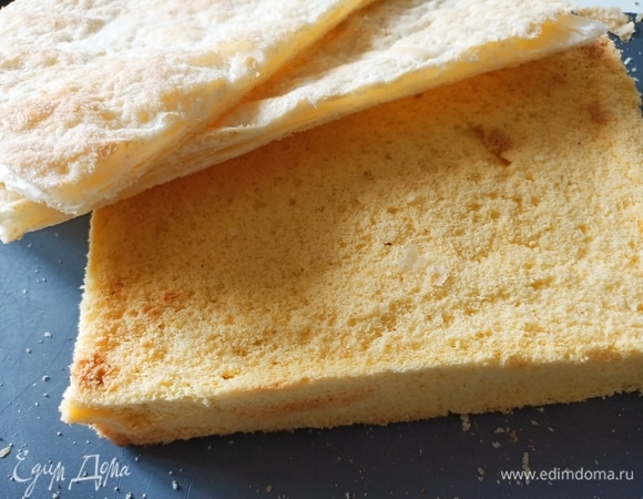 Делаем пропитку. В воду добавить сахар и варить 5–10 минут. Снять с огня, добавить ром. Бисквит обрезать со всех сторон. Слоеные коржи подогнать под бисквит.