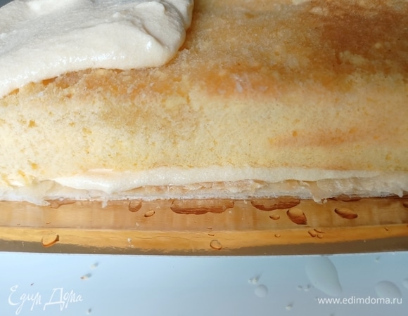 Лучше всего собирать торт сразу на подложке (тарелке или блюде), на которой вы будете подавать торт. Первый слой — слоеный корж, затем — 1/2 крема, бисквит, пропитка, крем, слоеный корж.