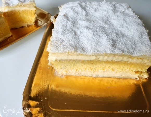 Верх посыпать сахарной пудрой. Хранить торт в холодильнике не более трех дней.