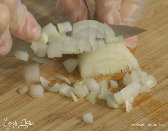 Лук почистить и мелко нарезать.