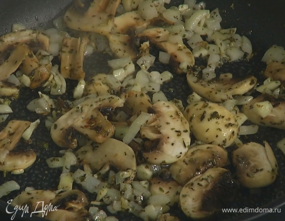 Шампиньоны нарезать ломтиками, добавить к луку и чесноку, посолить и обжарить до готовности.