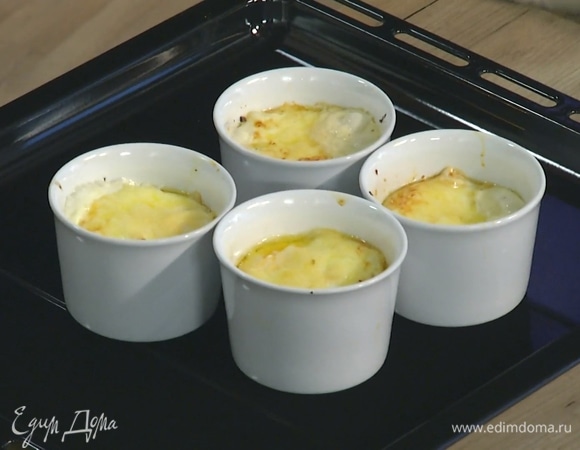 Поставить формы на противень и отправить в разогретую духовку на 12–15 минут.