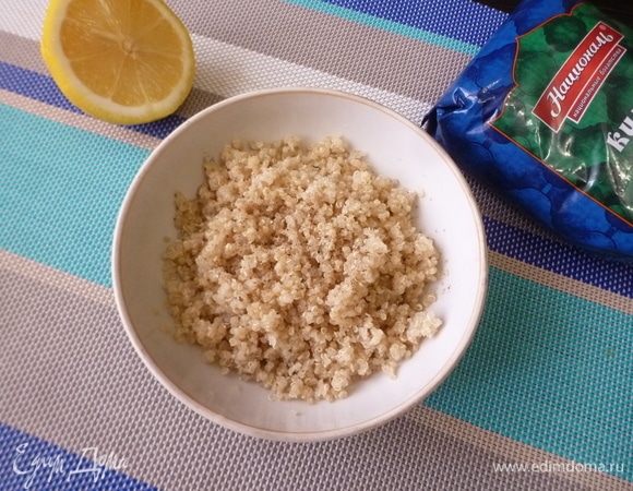 Киноа ТМ «Националь» хорошо промыть, чтобы крупа не горчила. На 1 часть киноа берется 2 части воды. Залить ее водой и варить на умеренном огне 15 минут. Разворошить вилкой и дать остыть.