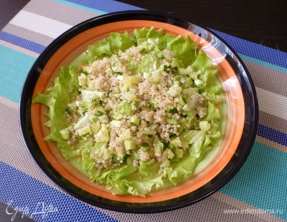 На сервировочную тарелку положить лист салата для красоты и сверху выложить киноа с зеленью. Полить соком лимона и посолить.