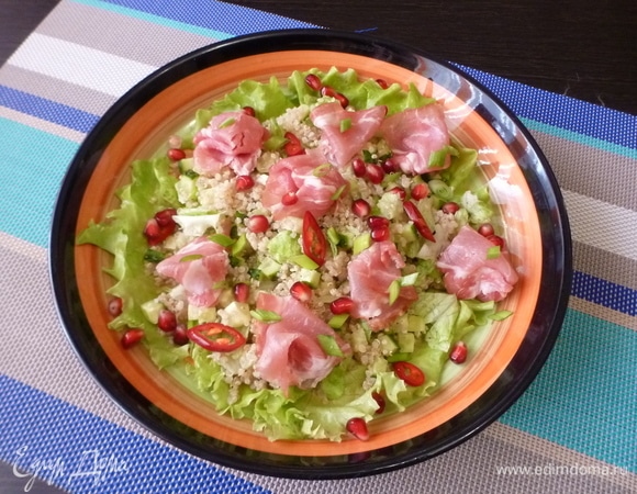 Сверху распределить нарезку сырокопченой свиной шейки, сложенную розочками. Посыпать зернами граната и колечками чили. Сбрызнуть каким-нибудь вкусным маслом (у меня тыквенное).