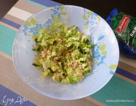 Сежий огурец нарезать небольшими кубиками. Зеленый лук — колечками. Листья салата (2 шт.) нарвать небольшими кусочками. Все перемешать с киноа.