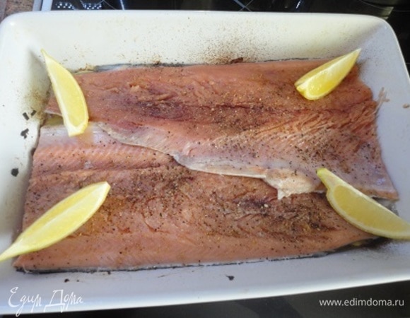 Рыбу промыть, обсушить, посолить, приправить перцем и оставшимся кориандром. Выложить на горячую картошку сверху в один слой. По бокам разложить куски лимона. Вернуть в духовку и продолжить запекть в течение 15–20 минут, пока рыба не побелеет.