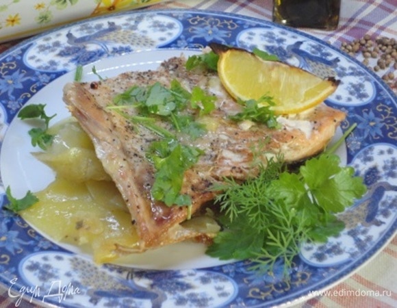 Горбуша с ароматным картофелем и зеленью.