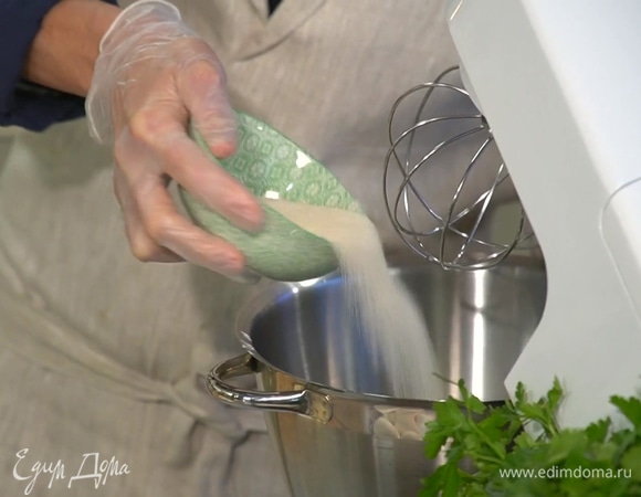 Предварительно размягченное сливочное масло и сахар выложить в чашу комбайна и взбить до кремообразного состояния.