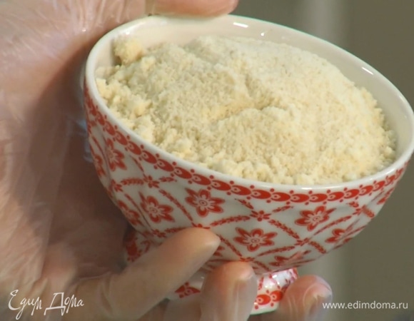 Продолжая взбивать, по одному ввести яйца, всыпать молотый миндаль.