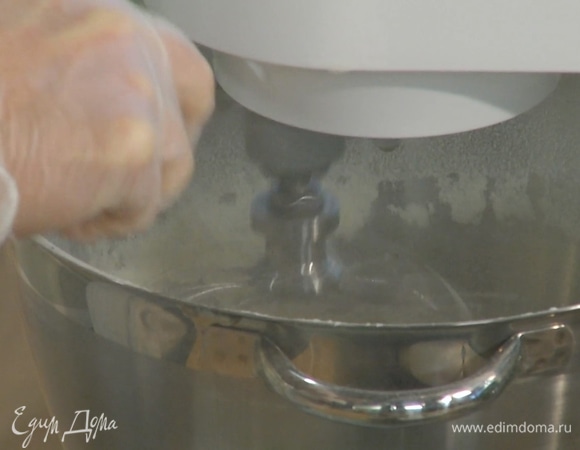 Не выключая комбайна, частями ввести муку, добавить разрыхлитель, клюкву, вишню и перемешивать, пока не получится однородное тесто.