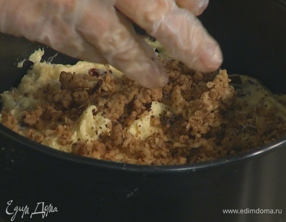 Разъемную форму застелить бумагой для выпечки, равномерно выложить половину теста и посыпать его натертым марципаном, затем выложить оставшееся тесто и разровнять его.