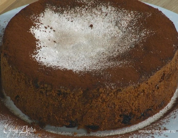 Готовый пирог посыпать сахарной пудрой и какао.